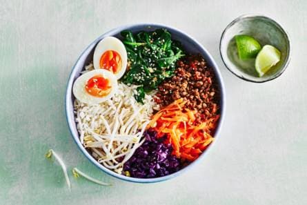 Aziatische bloemkoolrijstbowl met rodekool & spinazie