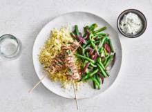 De gegrilde spiesjes eet je samen met de couscous en een zelfgemaakte dip van witte kaas, yoghurt en munt.