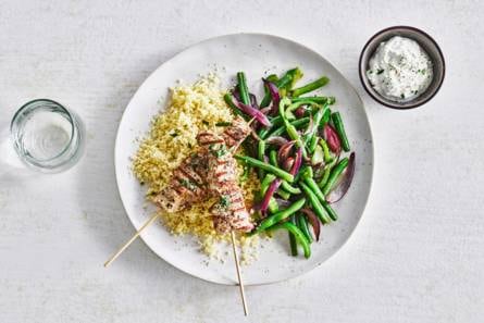 Gegrilde varkenshaasspiesen met couscous & witte-kaasdip
