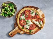 Groentepizza margherita met basilicum & broccoli-olijvensalade