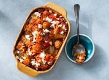 Go greek met feta, groenten en oregano.