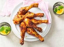 Nee, de airfryer is niet alleen voor snacks. Met de juiste kruiden maak je ook heerlijke, juicy drumsticks.