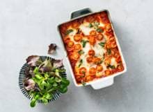 Parmigiana di melanzane is een klassiek Italiaanse ovenschotel met aubergine. Maar deze keer met courgette!