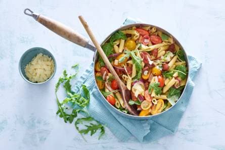 Penne met chorizo, gekleurde tomaten en rucola