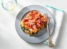 Deze veggie-stacked lasagne is écht niet alleen genieten voor de vegetariërs onder ons. 