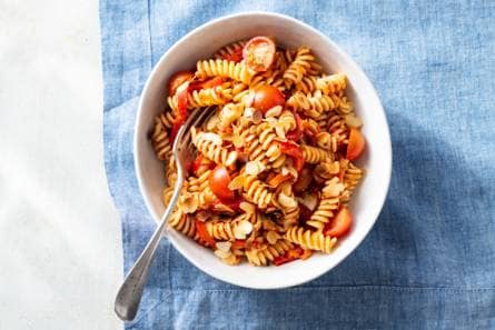 Rode pastasalade