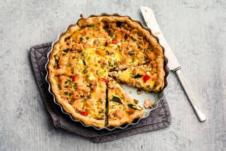 Hartige taart met zalm