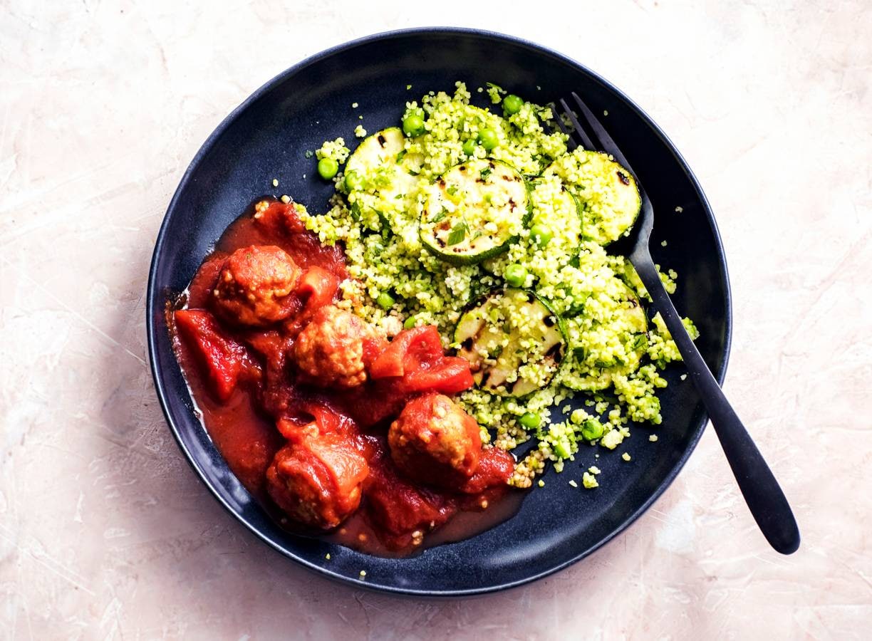Kruidencouscous en kipballetjes in saus