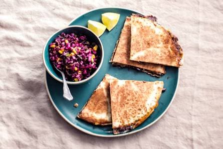 Quesadilla’s met zwartebonenpuree & maissalade