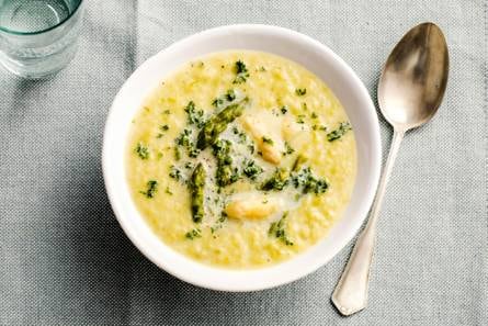 Aspergesoep met witte en groene asperges