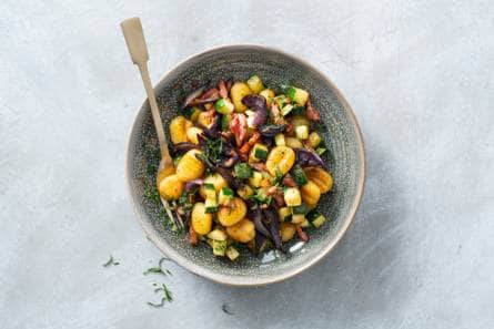 Gnocchiroerbak met spek & courgette