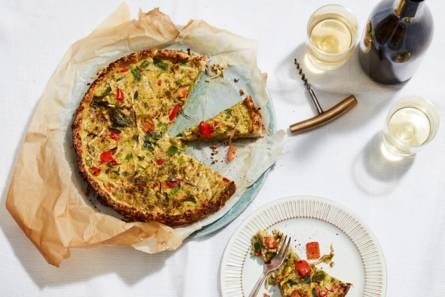 Bloemkoolbodemquiche met groente en kokosmelk