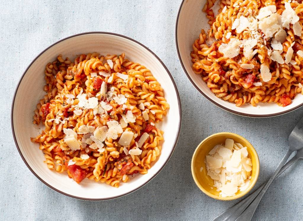 Fusilli met tomaat, verse kruiden en Parmezaan