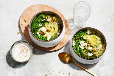 Groene bowl van broccolirijst met avocado en pistache