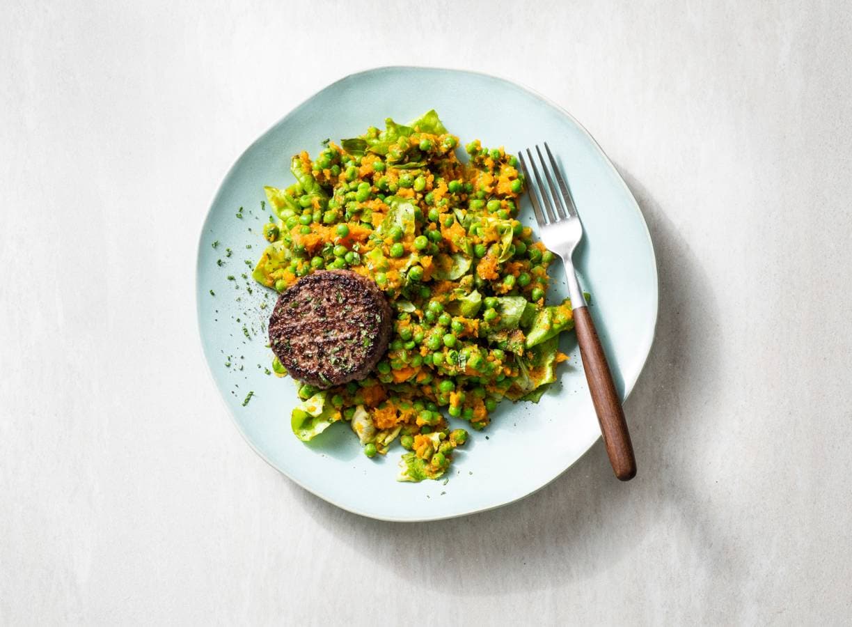 Lentestamppot van zoete aardappel, tuinerwten en tartaar
