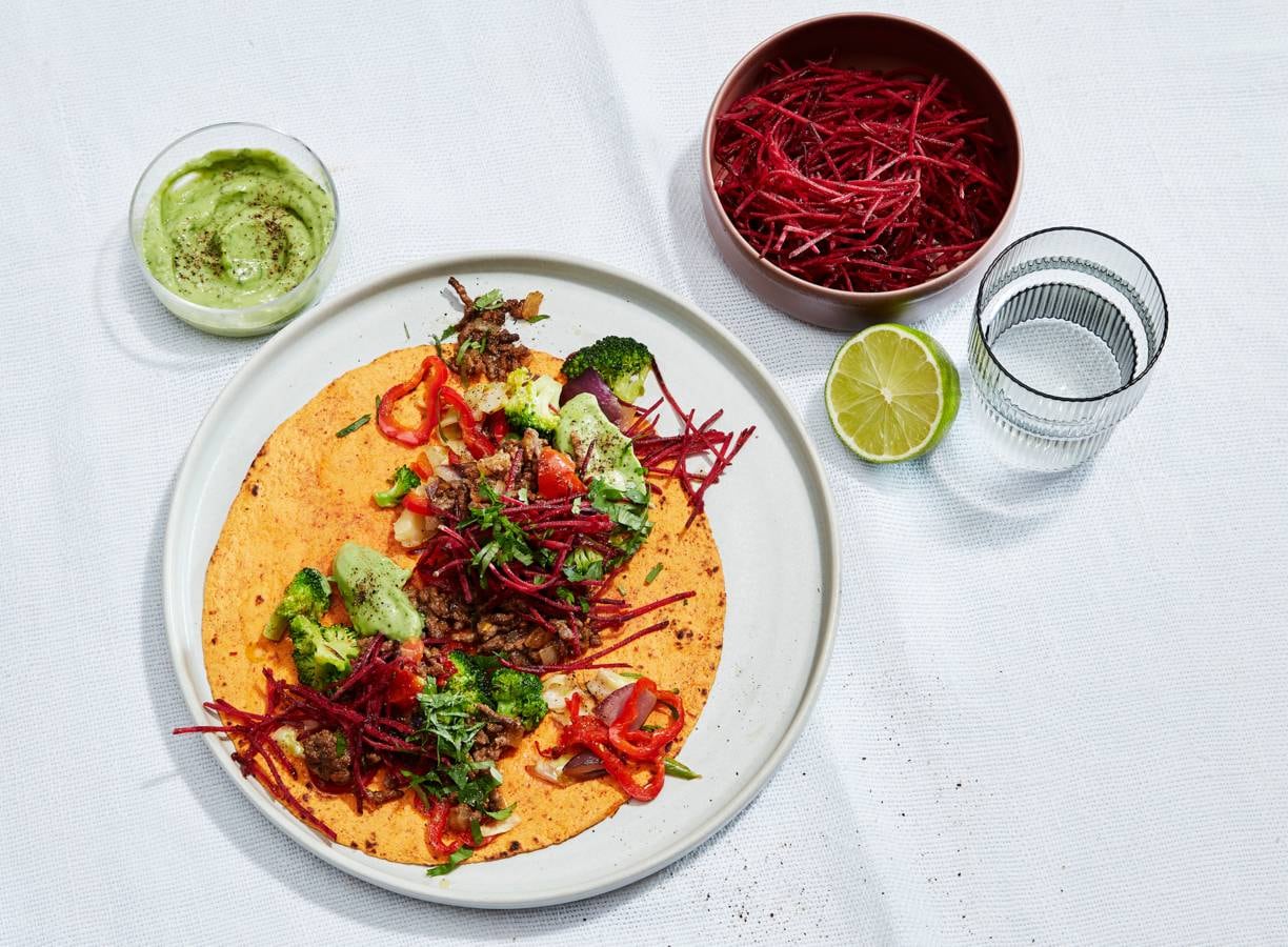 Paprika tortilla's met gehakt en avocadosaus
