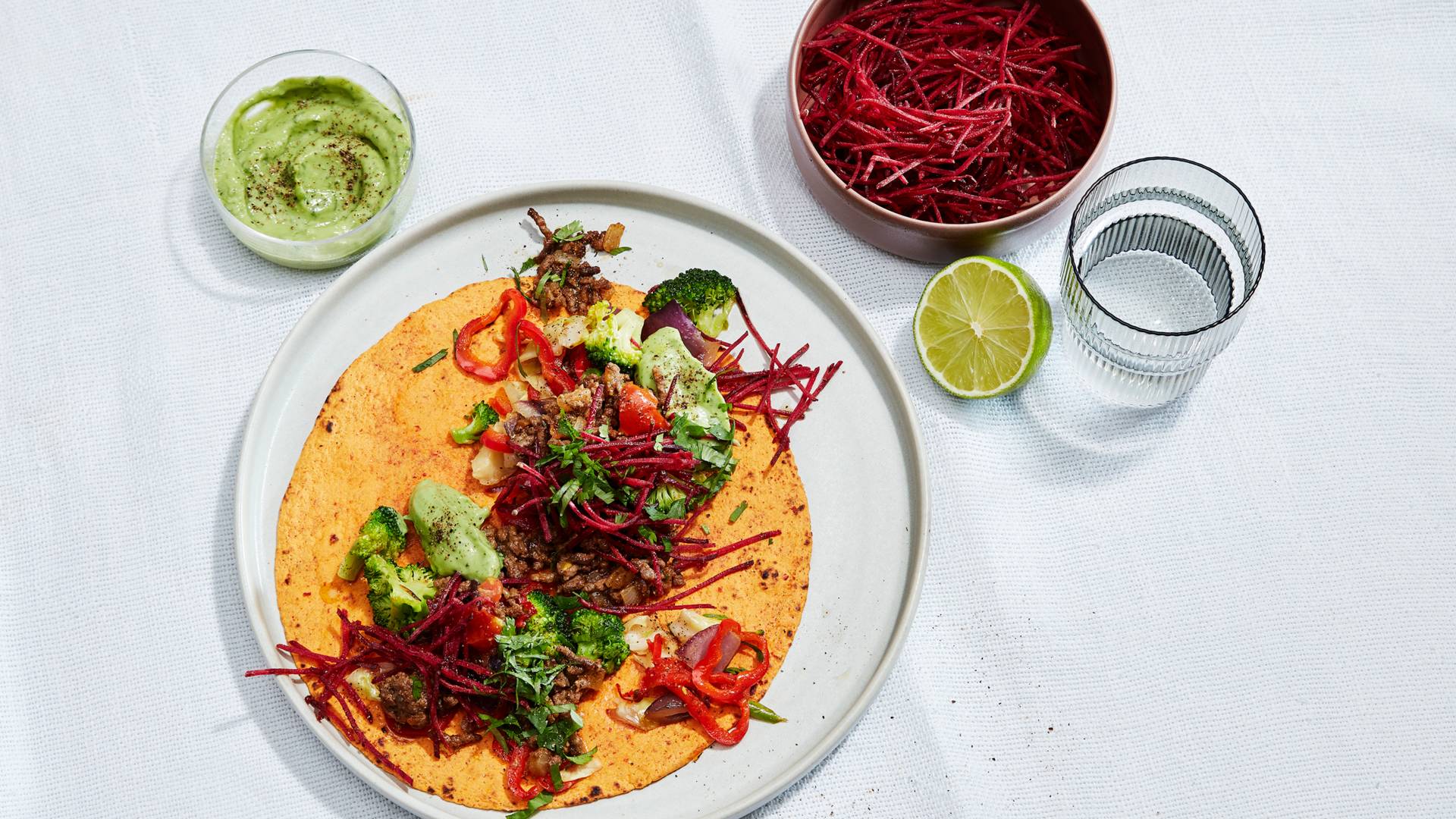 Paprika tortilla's met gehakt en avocadosaus recept Allerhande