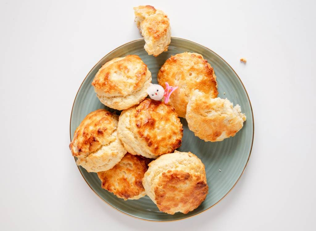 Scones met gember en slagroom