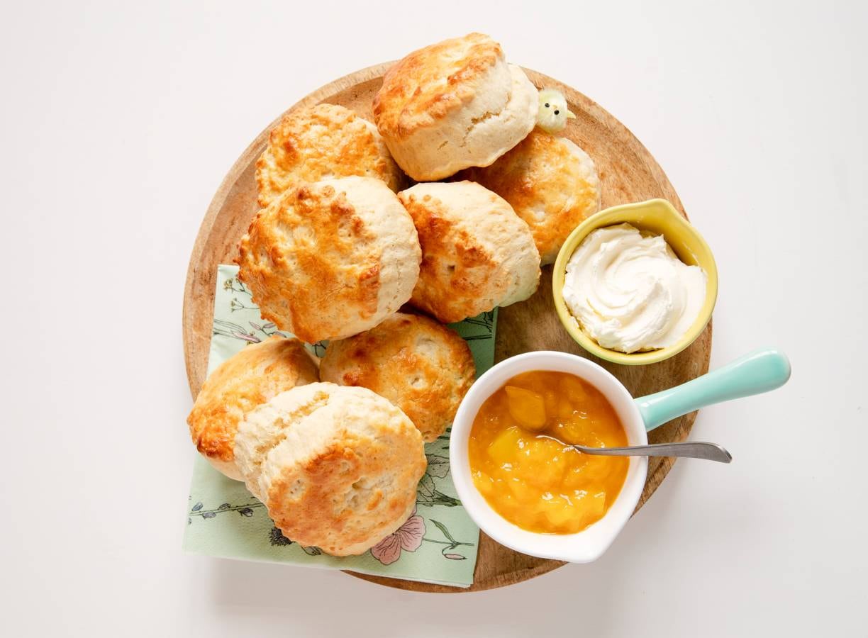 Scones met mascarpone en mangojam