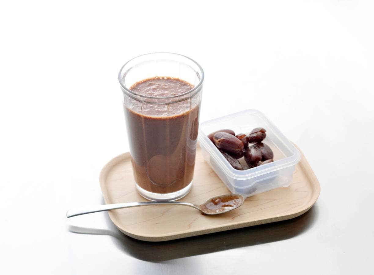 Smoothie met dadel, koffie en cacao