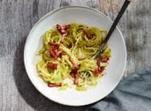 Je zou bijna vergeten dat er groente in deze spaghetti zit, zo romig is -ie!