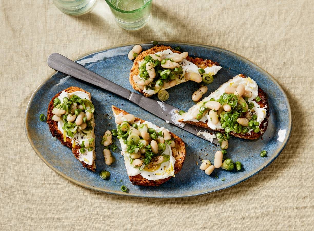 Toast met ricotta, boontjes en dille (dilly beans)