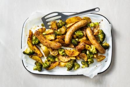 Traybake met braadworst, broccoli en ras el hanout