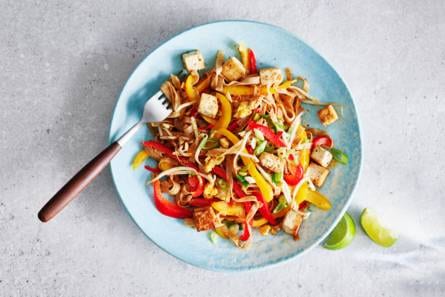 Rijstnoedels met tofu, ei en taugé