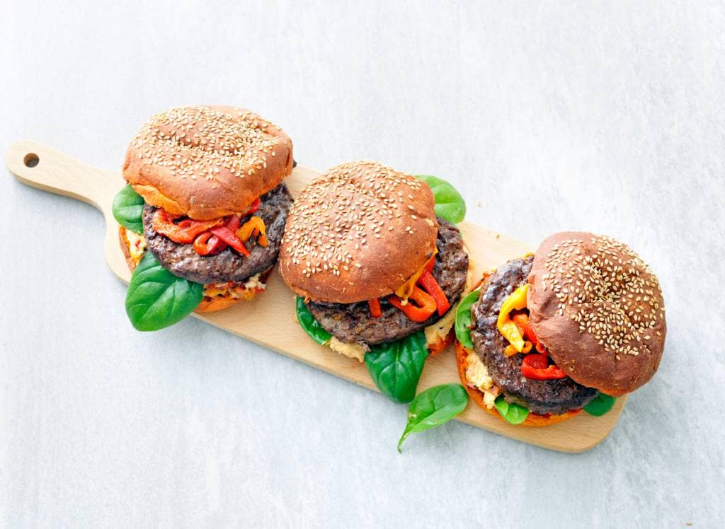 Beefburger met hummus en spinazie