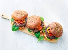 Makkelijke burger: maar 5 ingrediënten en een kwartiertje van je tijd nodig.