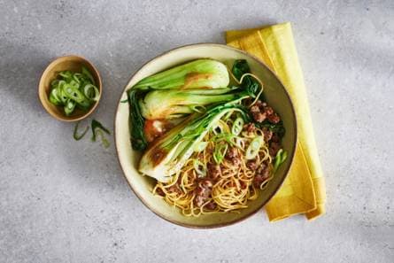 Dandan-noedels met gehakt en paksoi