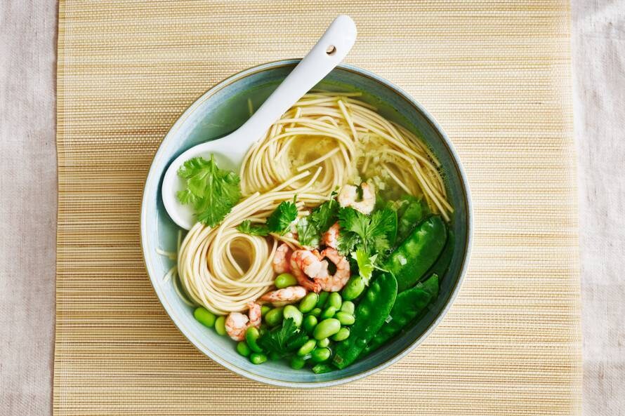 Ramensoep met peultjes en garnalen