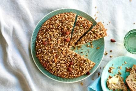 Bananentaart met noten, zaden & Griekse yoghurt (advertorial)