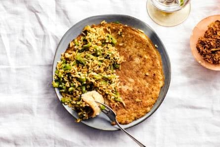 Gevulde bloemkoolomelet met nasi & snijbonen (advertorial)