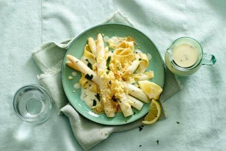 Witte asperges uit de oven met aspergesaus & eikruim (advertorial)