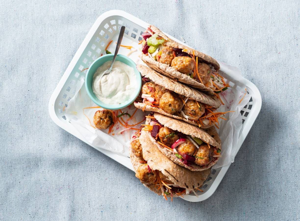 Volkorenpita’s met kipgehaktballetjes, biet en sesamsaus
