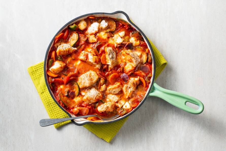 Makkelijke stoof van kabeljauw Provençaalse groenten en mozzarella 