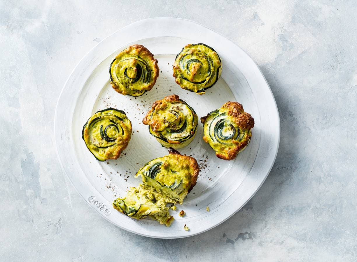 Miniquiches met courgette, tuinerwten en ei