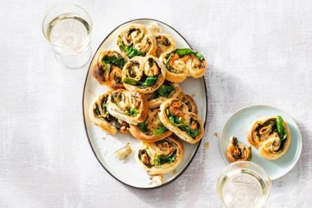 Bladerdeeghapje met zalm en spinazie