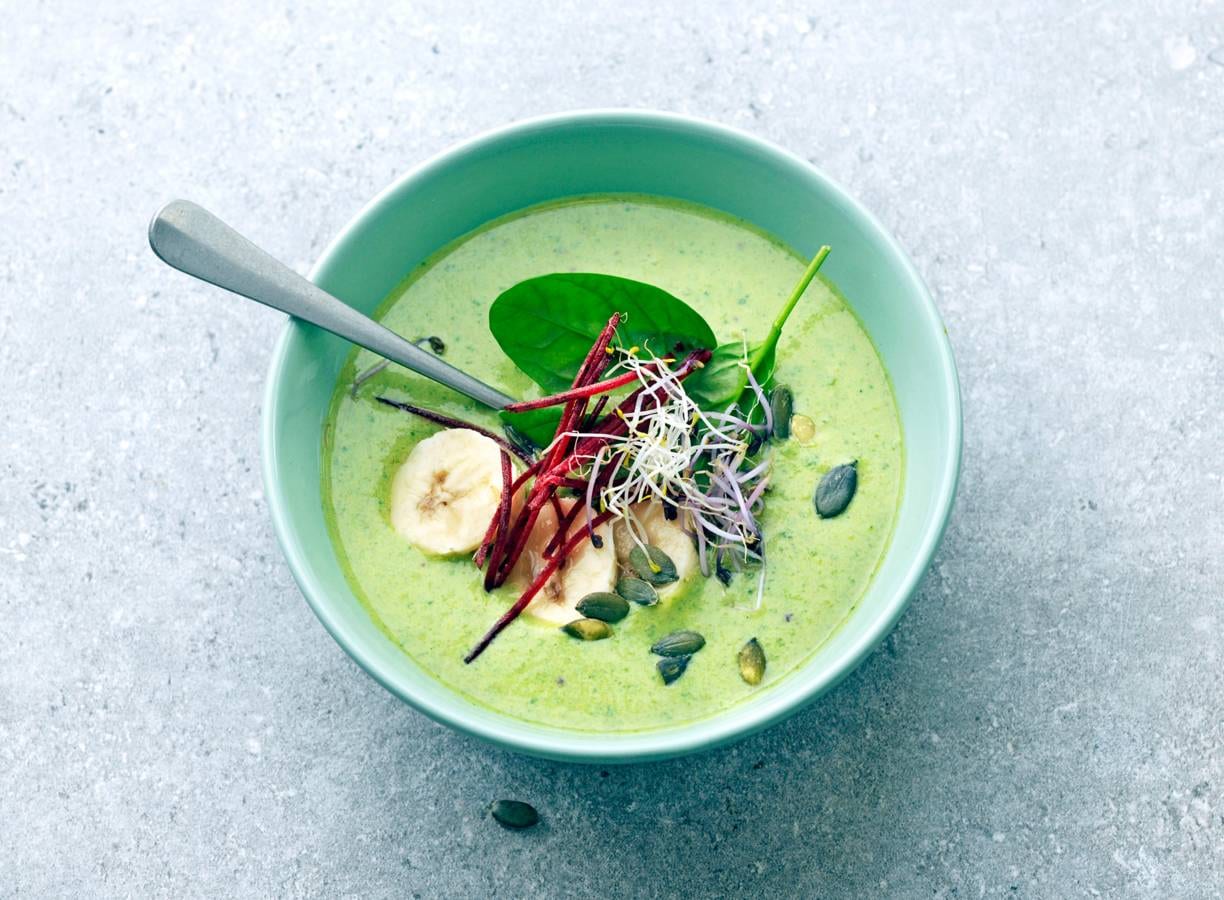 Hartige smoothiebowl met spinazie, biet en kiemgroente