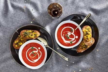 Geroosterde paprika-tomatensoep en crostini met tapenade