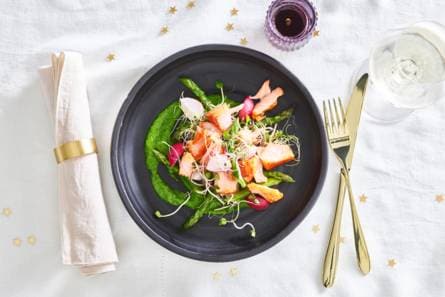 Warmgerookte zalm met groene asperges en spinaziedressing