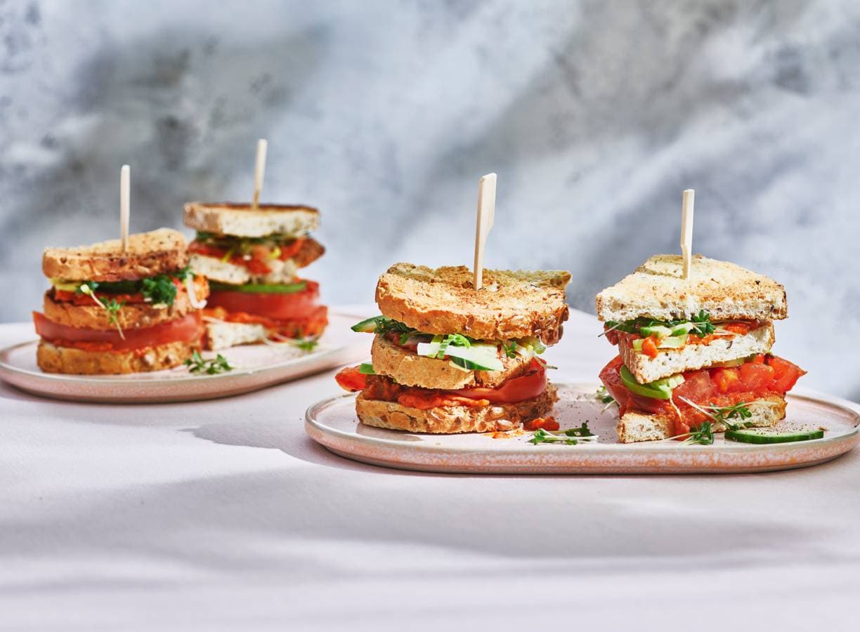 Vegan clubsandwich met groentespread & rauwkost