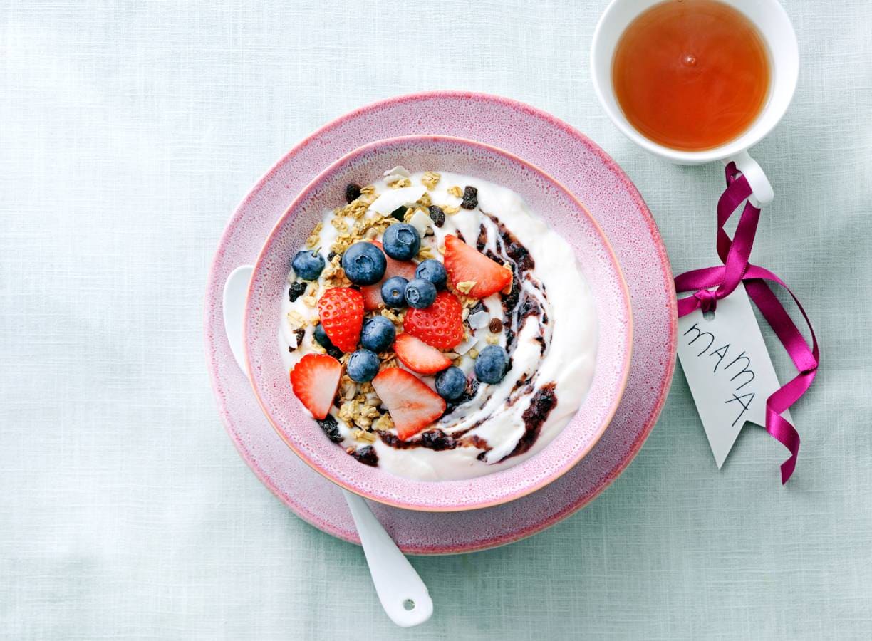 Amandelkwarqbowl met granola & fruit