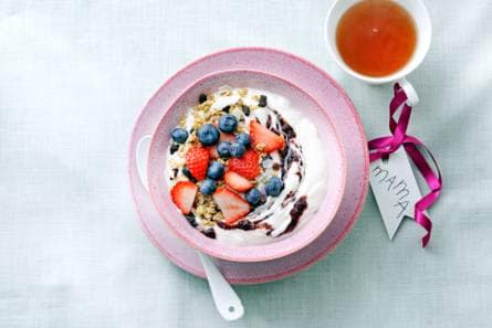 Amandelkwarqbowl met granola & fruit
