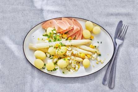 Asperges met vegan ham, krieltjes & ei