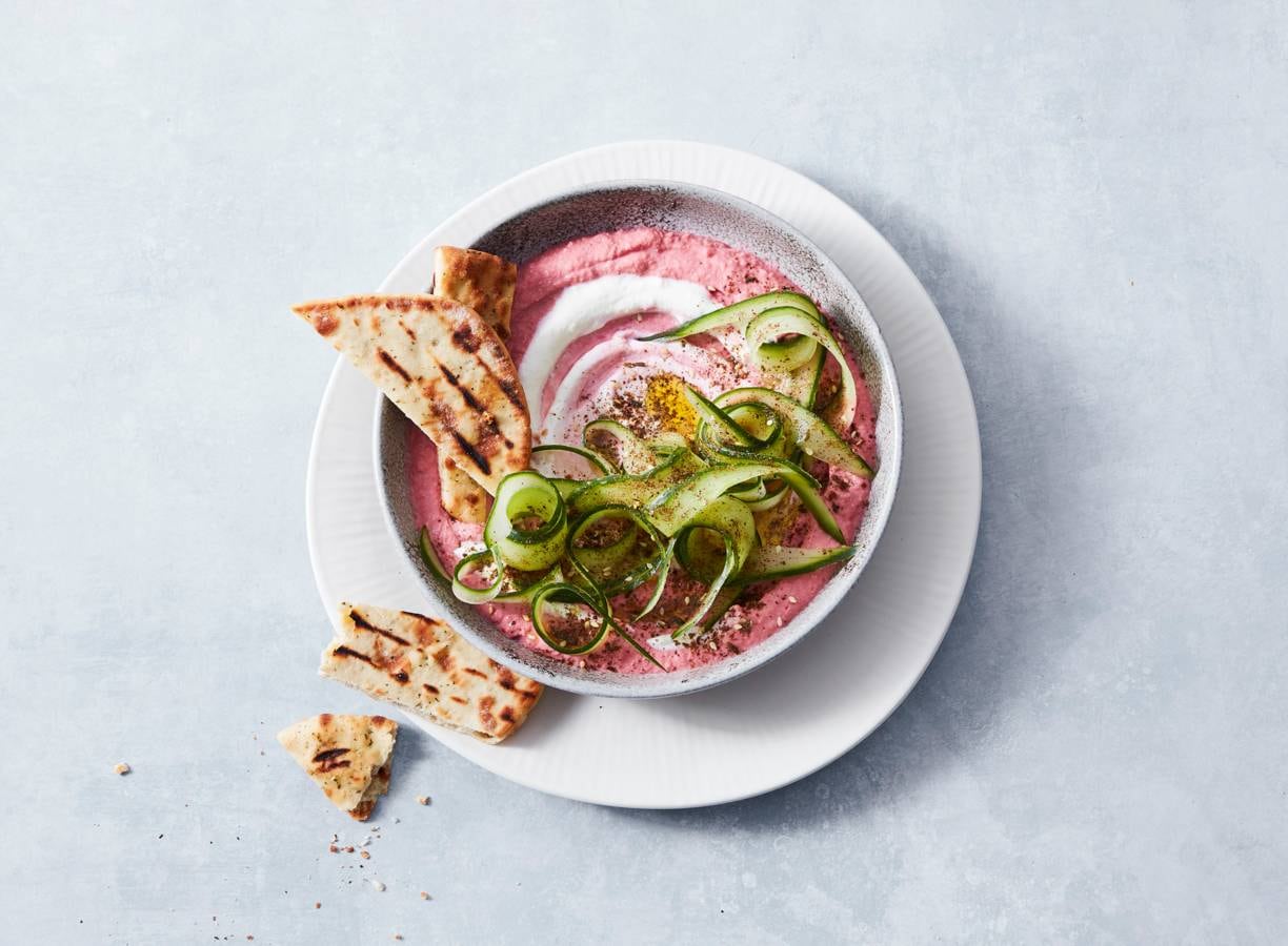 Bietenhummus met yoghurt, komkommer en za'atar