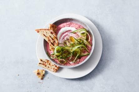 Bietenhummus met yoghurt, komkommer en za'atar