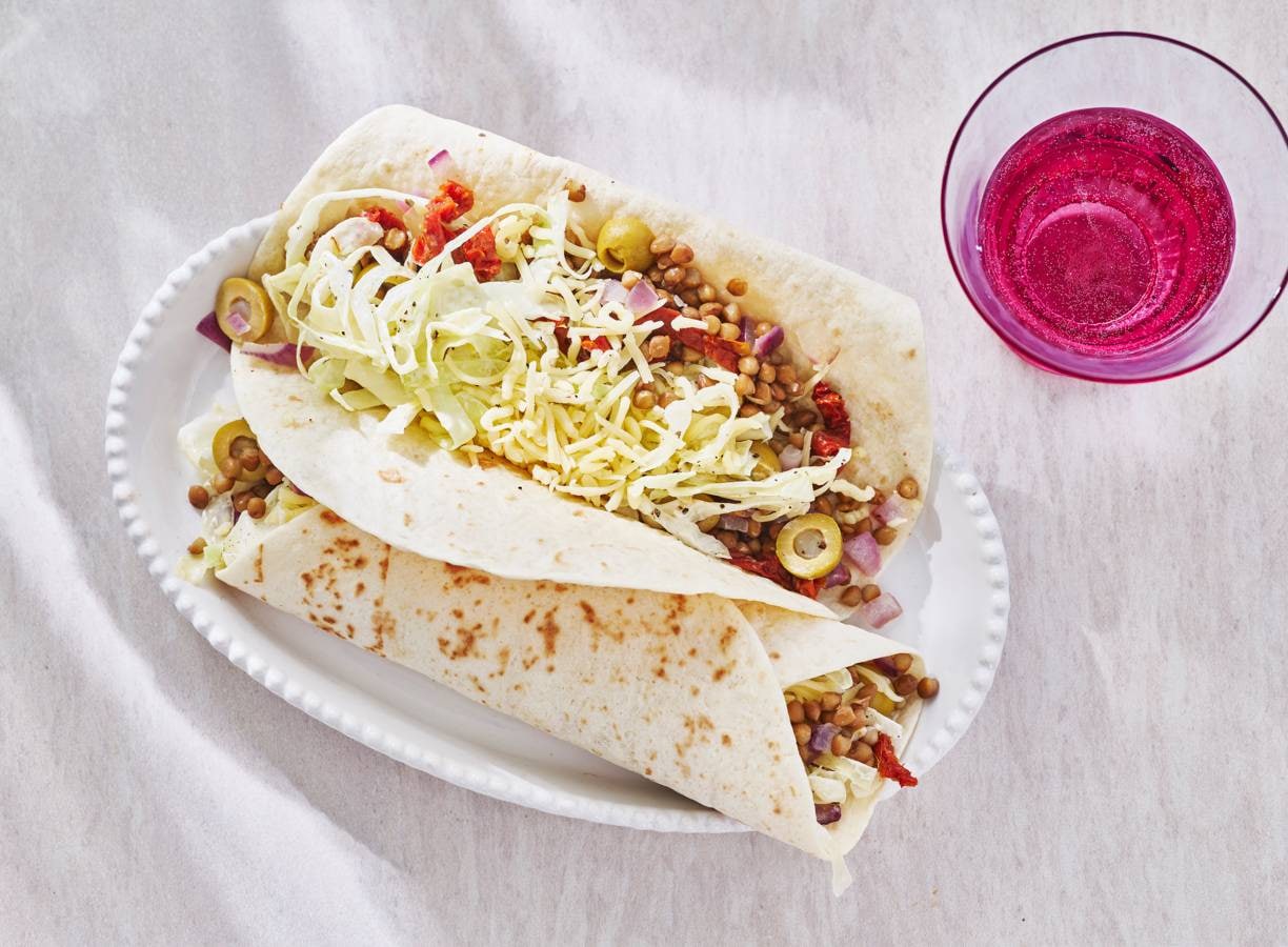 Burrito met gebakken linzen & romige spitskoolsalade