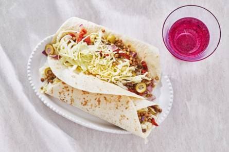 Burrito met gebakken linzen & romige spitskoolsalade